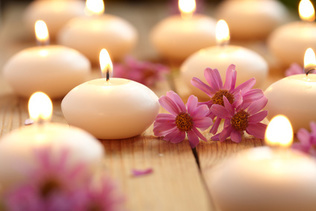 Achtsamkeitsmeditation mit Kerzen, Achtsamkeitsübungen und Mindfulness als achtsame Pause im Gesundheitsmanagement und Resilienztraining.